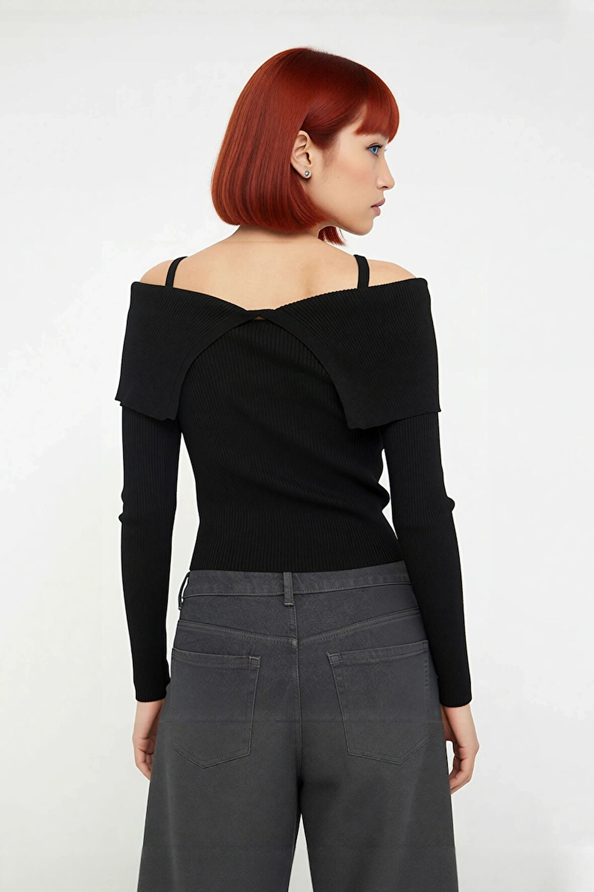 Kadın Zarif Carmen Yaka Askılı Tasarım Fitted Triko Kazak Düz Desenli Uzun Kollu Çok Yönlü Kombin