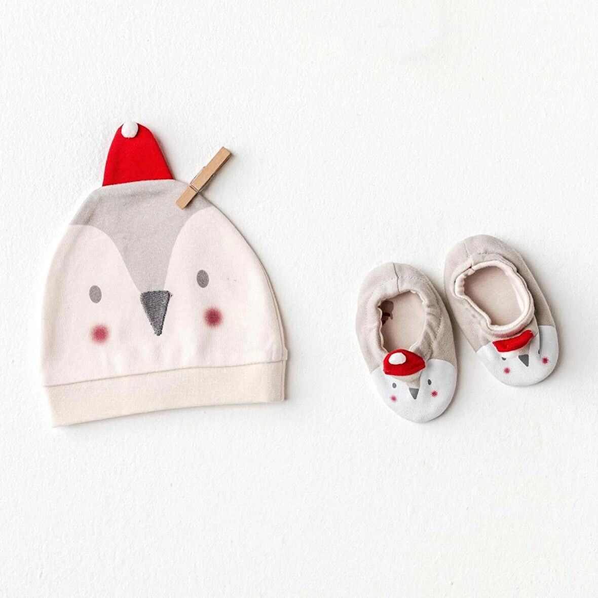 Penguen Desenli Şapka Takımıyla Sevimli İlk Gün Kombini