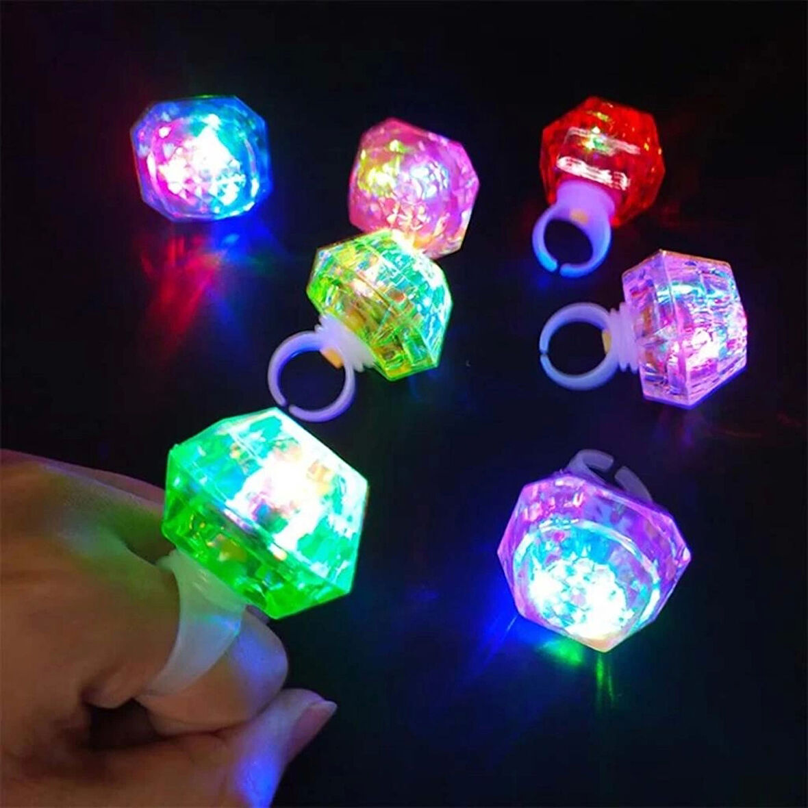 Kristal Tasarımlı Led Glow Işıklı Yeşil Yüzük 3 Modlu Parti Aksesuarı