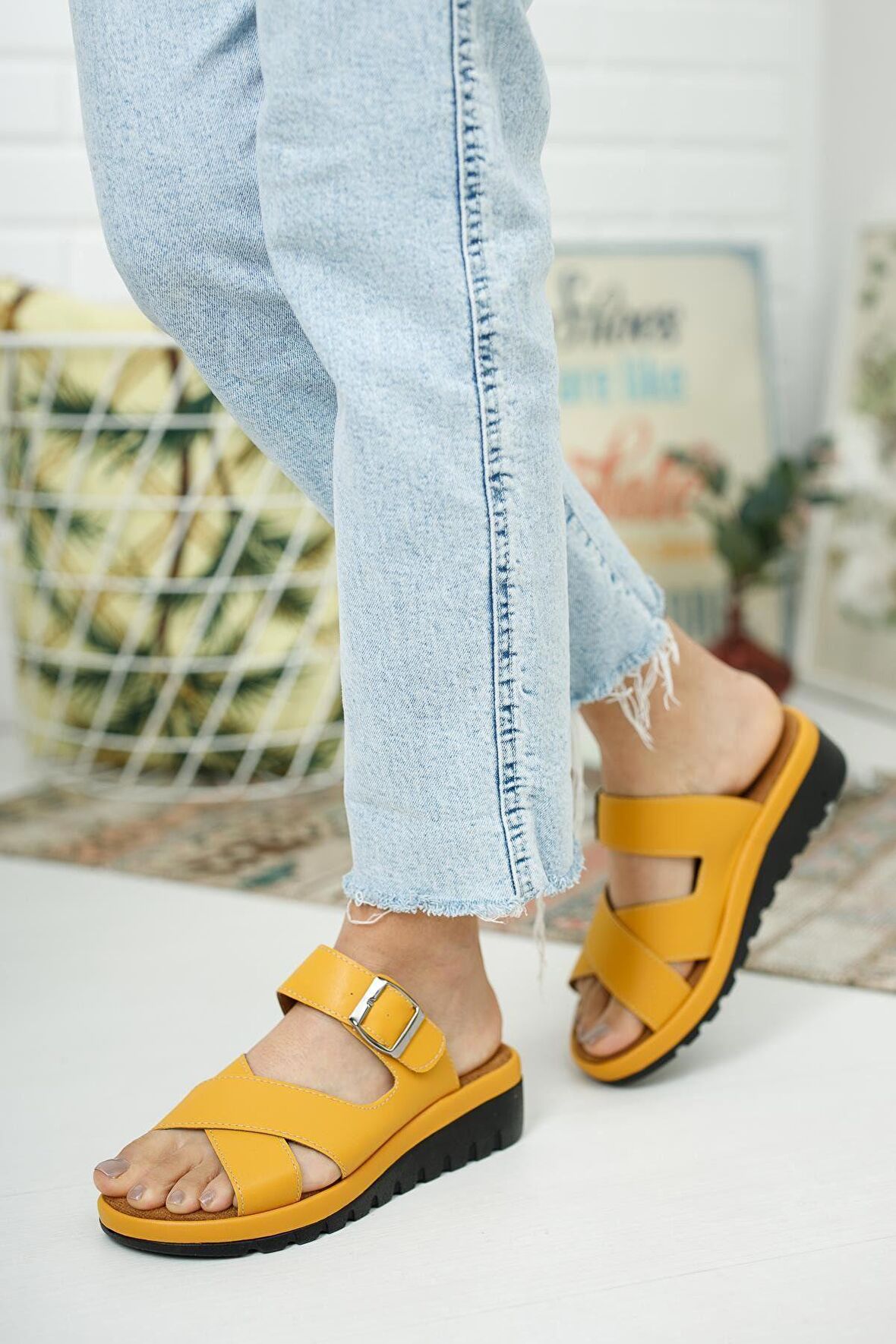 Freya Çapraz Toka Detaylı Casual Terlik