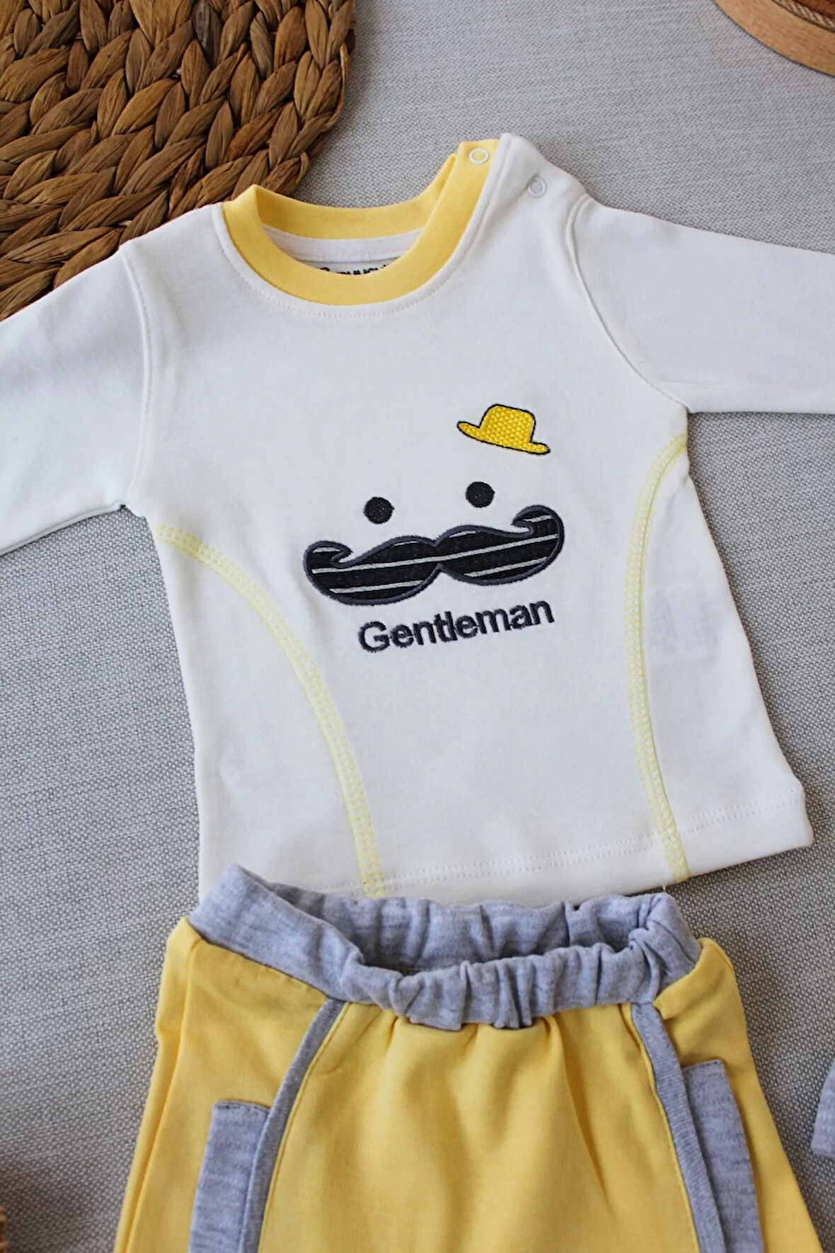 3-6 6-9 9-12 Ay Gentleman Erkek Nakışlı Şapkalı Uzun Kollu Sweat 3lü Erkek Bebek Takımı Sarı