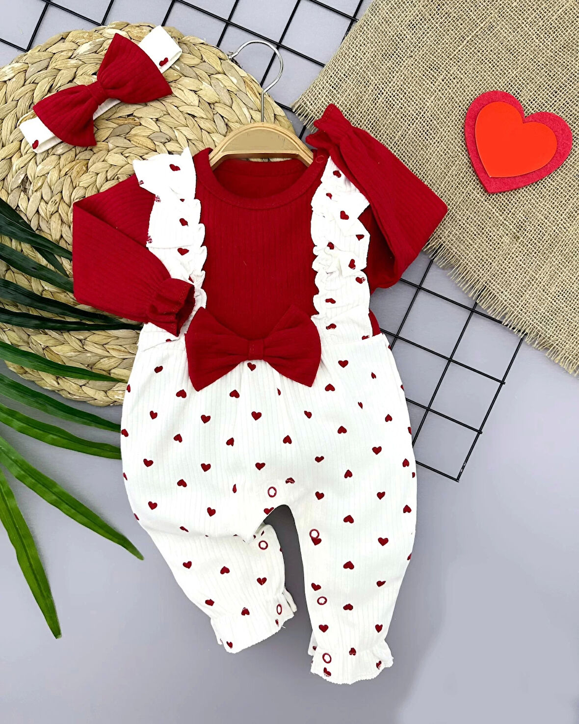 3-6-9-12 Ay Bandanalı Fiyonk Detaylı Salopet Görünümlü Kalp Desenli 2li Kız Bebek Tulumu Kırmızı