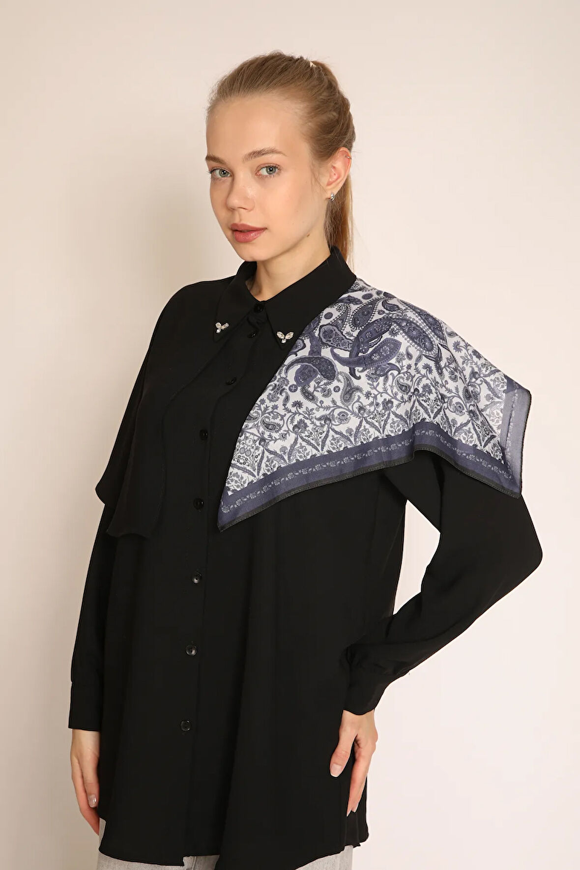 Lacivert Beyaz Soft Kumaş Paisley Desenli Şık Kadın Fular – Zarif ve Modern Stil Tamamlayıcısı