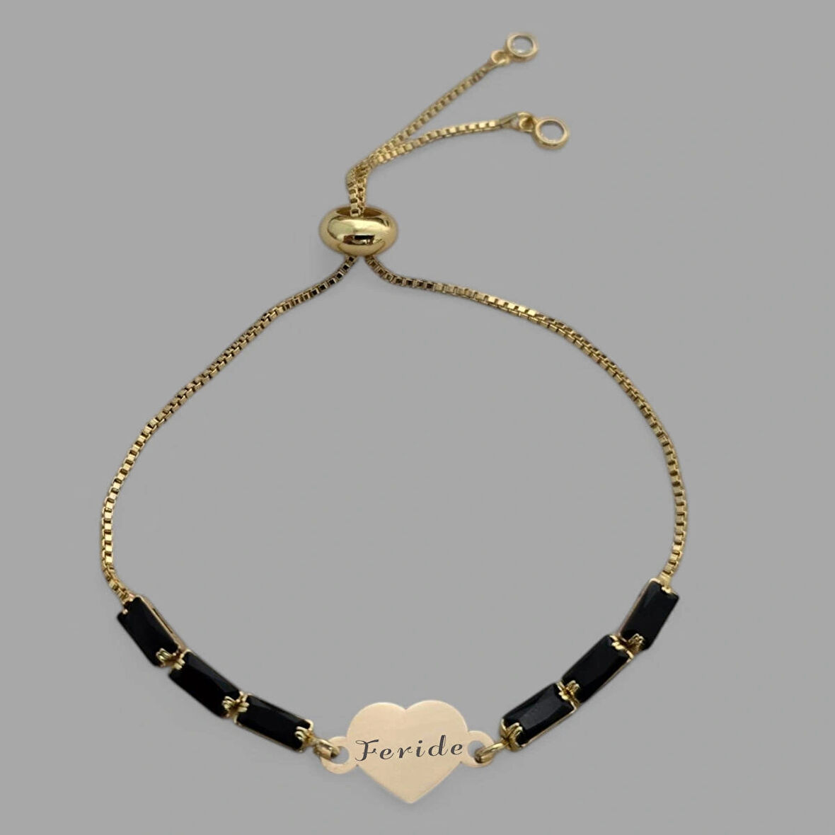 Eşsiz Zarafetle Kalp Motifli ve Parlak Beyaz Taşlı 14 Ayar Altın Plakalı Feride Bilekliği