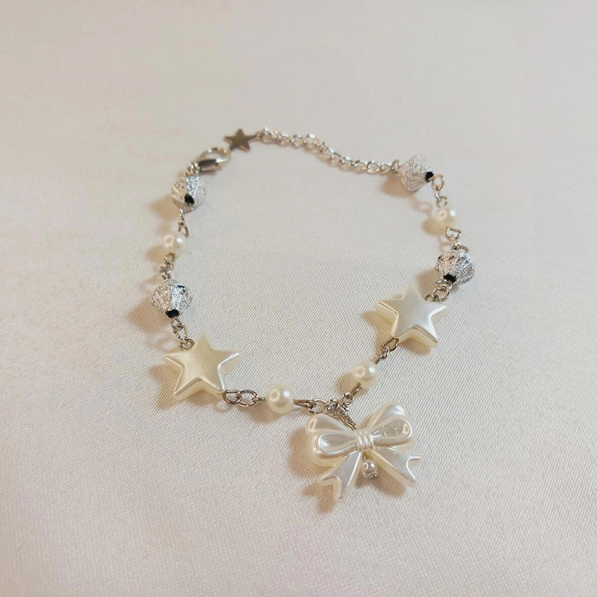 Crystal Atelier Fiyonk Coquette Bileklik, Gümüş Rodyumlu Yıldız Figürlü Bileklik, İnci Bileklik, İncili Bileklik, Fiyonk Gümüş Kaplama Zincir Bileklik, Sedef Yıldız Bileklik, Coquette Deluxe Fiyonk Bileklik Y2K