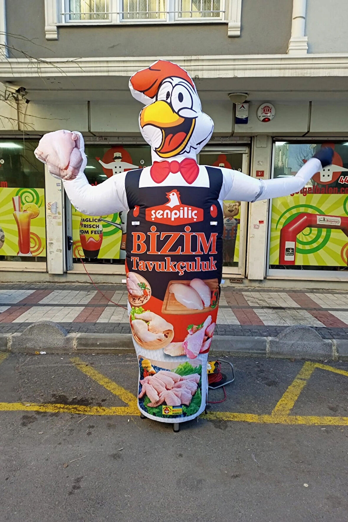 KİŞİYE ÖZEL TASARIM VE BASKILAR İLE 3 METRE BOYUNDA MDF ALT TABLA REKLAM BALONU