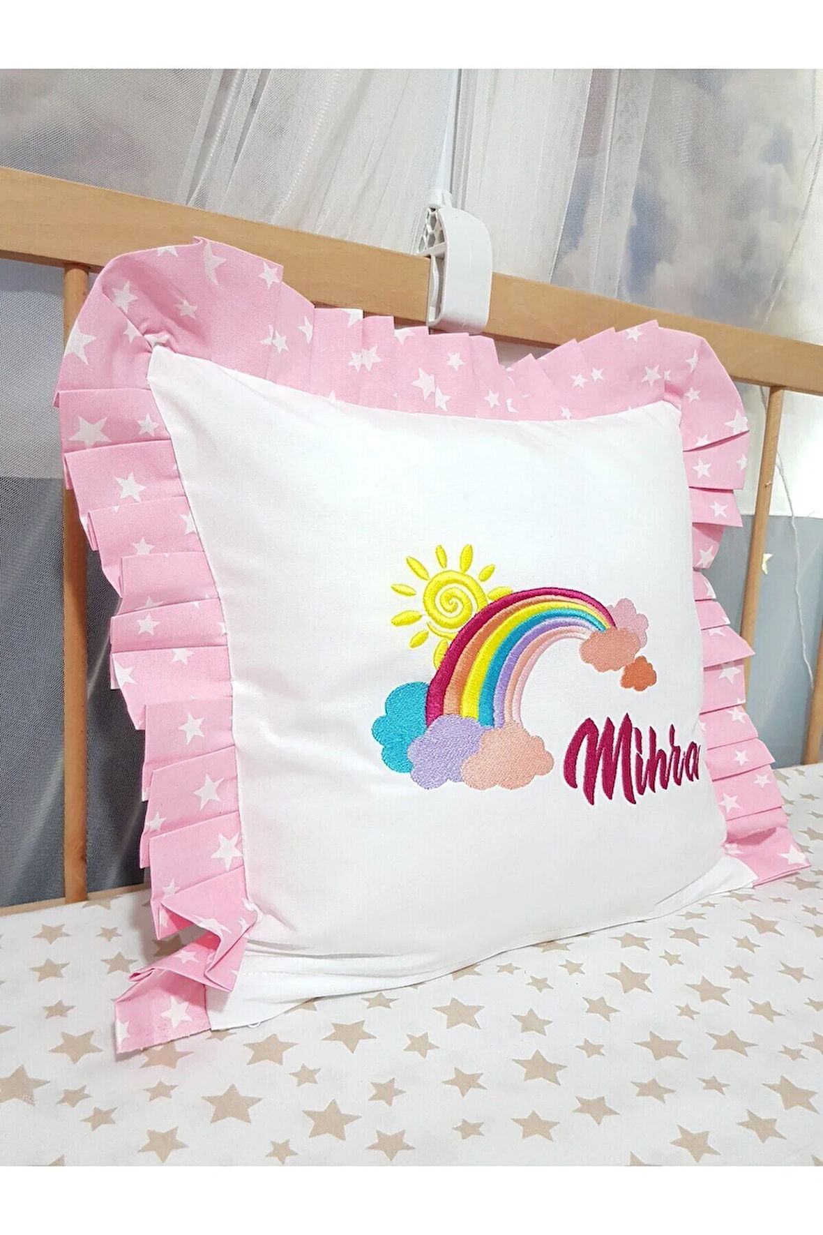 40x40 Cm Nakışlı Bebek Kırlenti İsimli Fırfırlı Takı Yastığı İçi Dolgulu