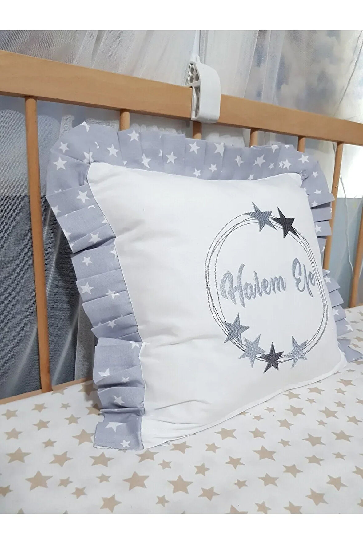 Nakışlı Kırlent Bebek İsimli 40x40 Cm İçi Dolgulu Fırfırlı Kırlent