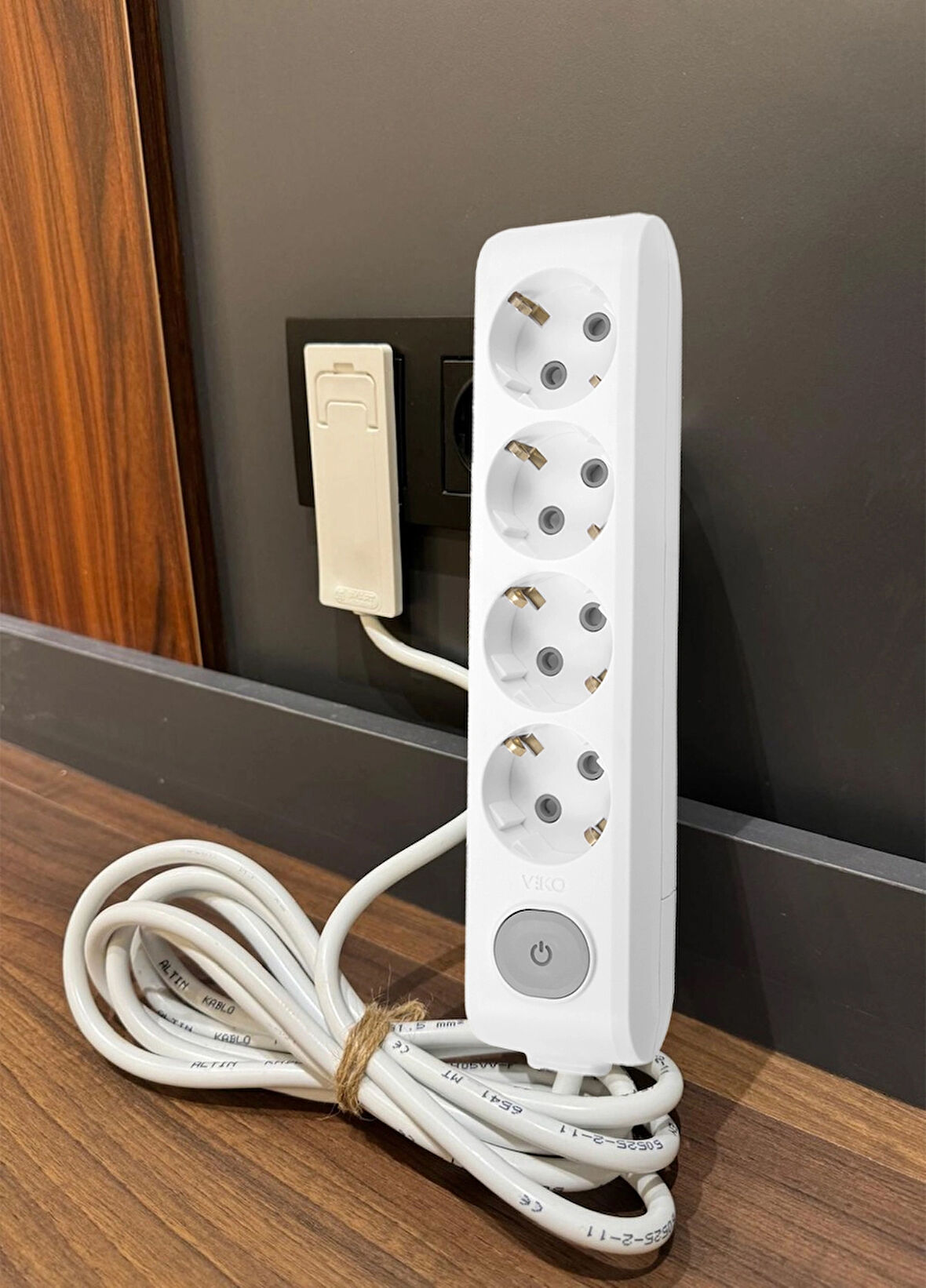 Viko Ultra İnce Fişli Uzatma Kablosu 4’lü Anahtarlı (1.5m) – Dar Alanlar İçin Pratik Çözüm