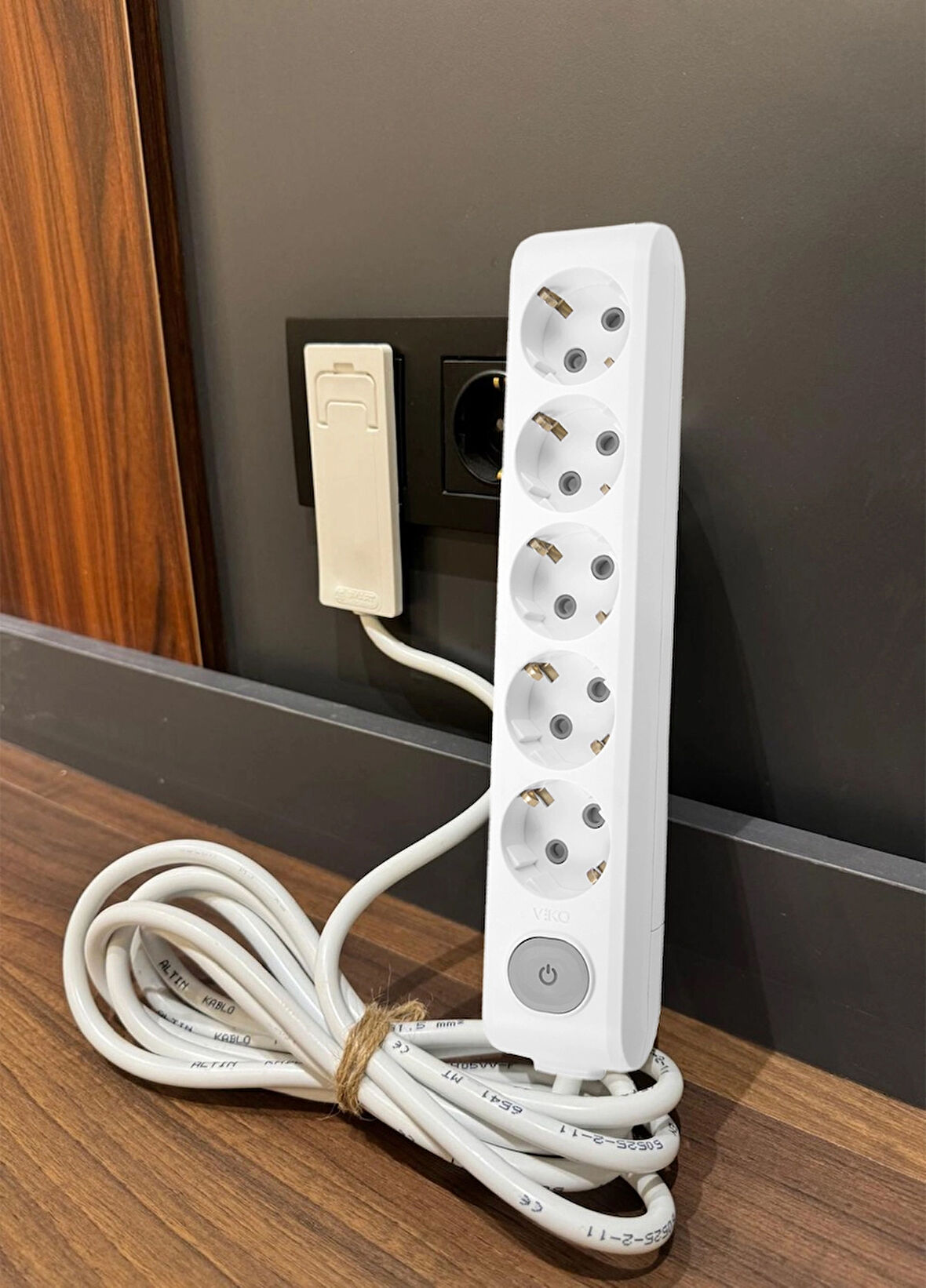 Viko Ultra İnce Fişli Uzatma Kablosu 5’li Anahtarlı (1.5m) – Dar Alanlar İçin Pratik Çözüm