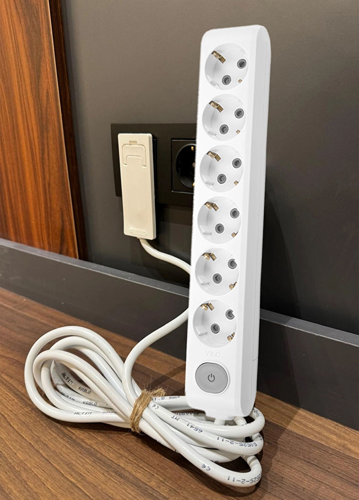 Viko Ultra İnce Fişli Uzatma Kablosu 6’lı Anahtarlı (1.5m) – Dar Alanlar İçin Pratik Çözüm