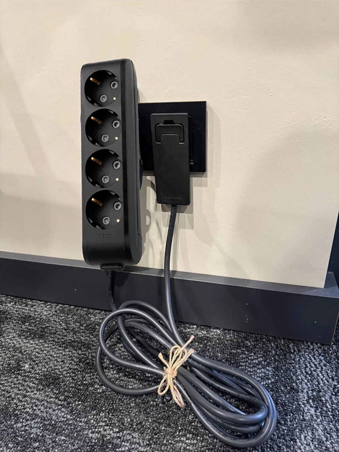 Viko Uzatma Kablosu Siyah 4’lü (1.5m)Ultra İnce Fiş - Dar Alanlarda Maksimum Yer Tasarrufu Sağlar.