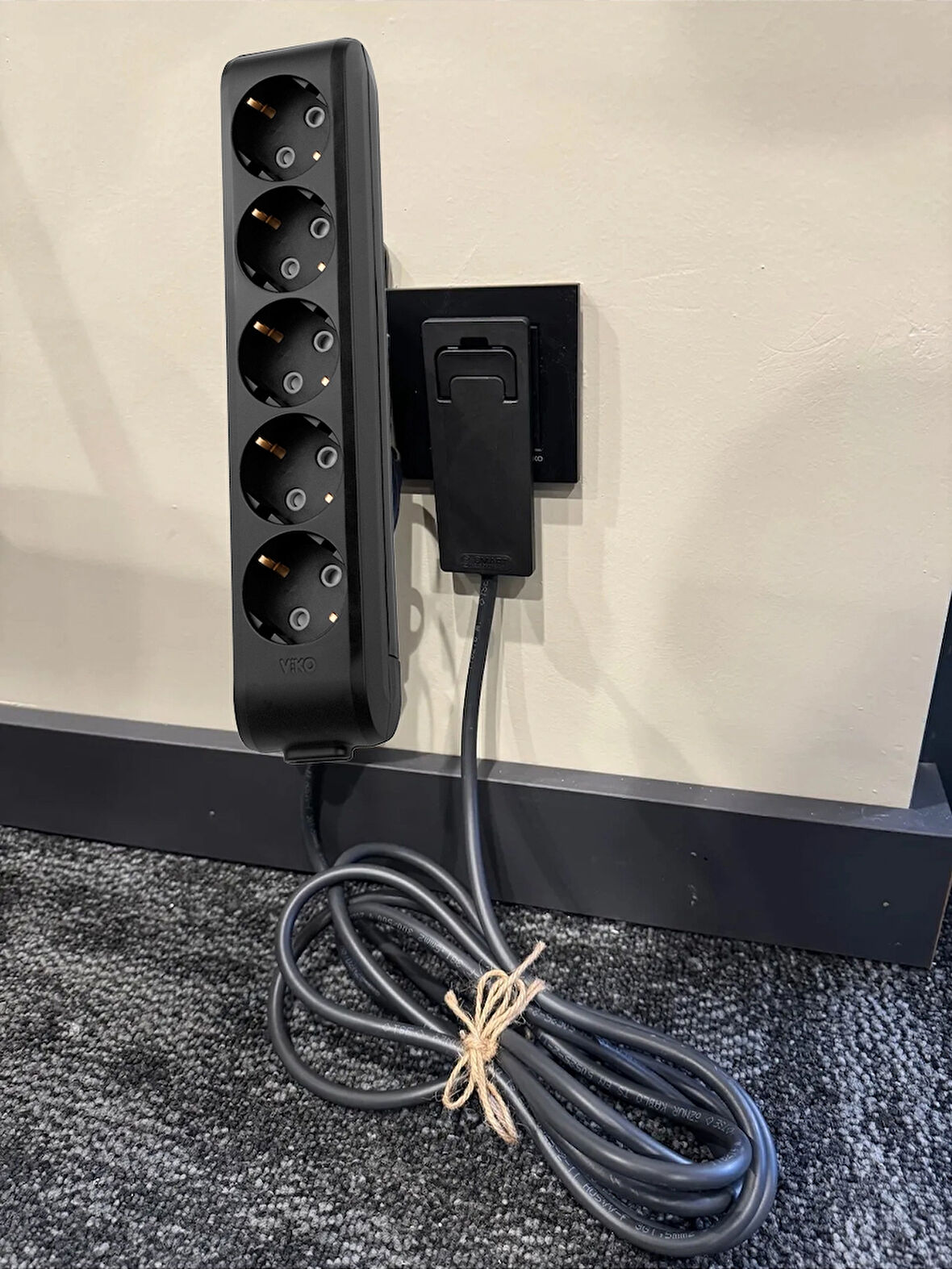 Viko Uzatma Kablosu Siyah 5’li (1.5m)Ultra İnce Fiş - Dar Alanlarda Maksimum Yer Tasarrufu Sağlar.