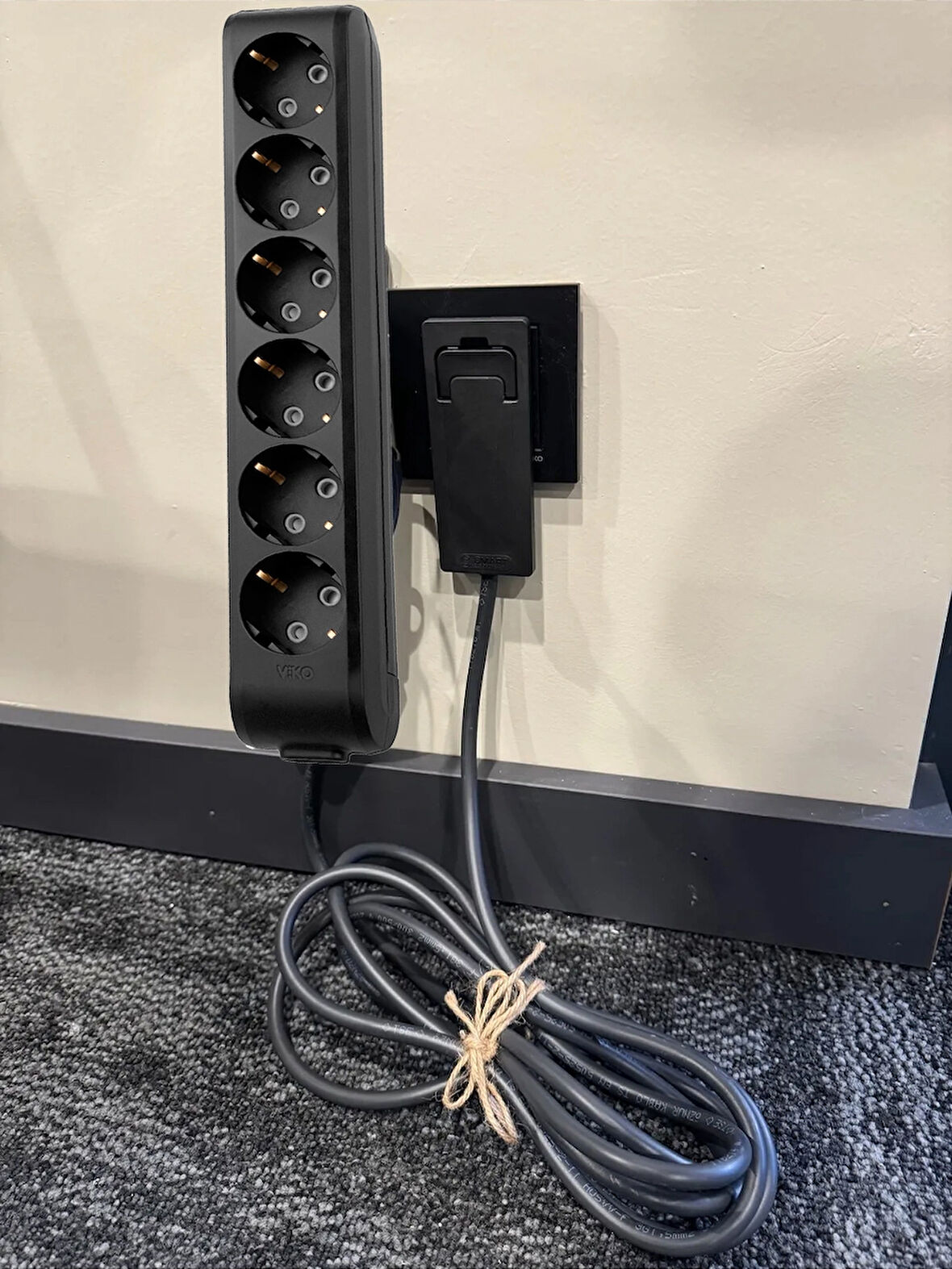 Viko Uzatma Kablosu Siyah 6’lı (1.5m)Ultra İnce Fiş - Dar Alanlarda Maksimum Yer Tasarrufu Sağlar.