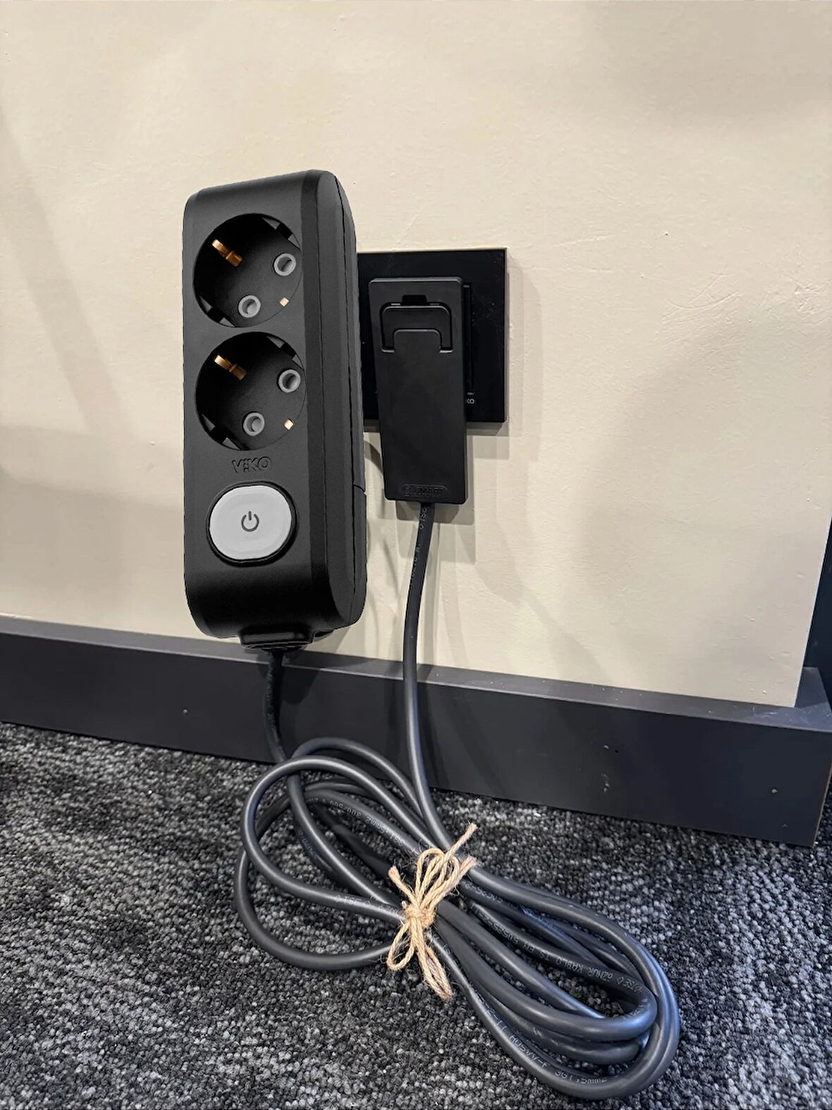 Viko Ultra İnce Fişli Uzatma Kablosu Siyah 2’li Anahtarlı (1.5m) – Dar Alanlar İçin Pratik Çözüm