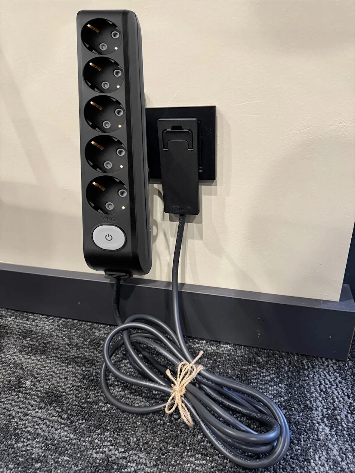 Viko Ultra İnce Fişli Uzatma Kablosu Siyah 5’li Anahtarlı (1.5m) – Dar Alanlar İçin Pratik Çözüm