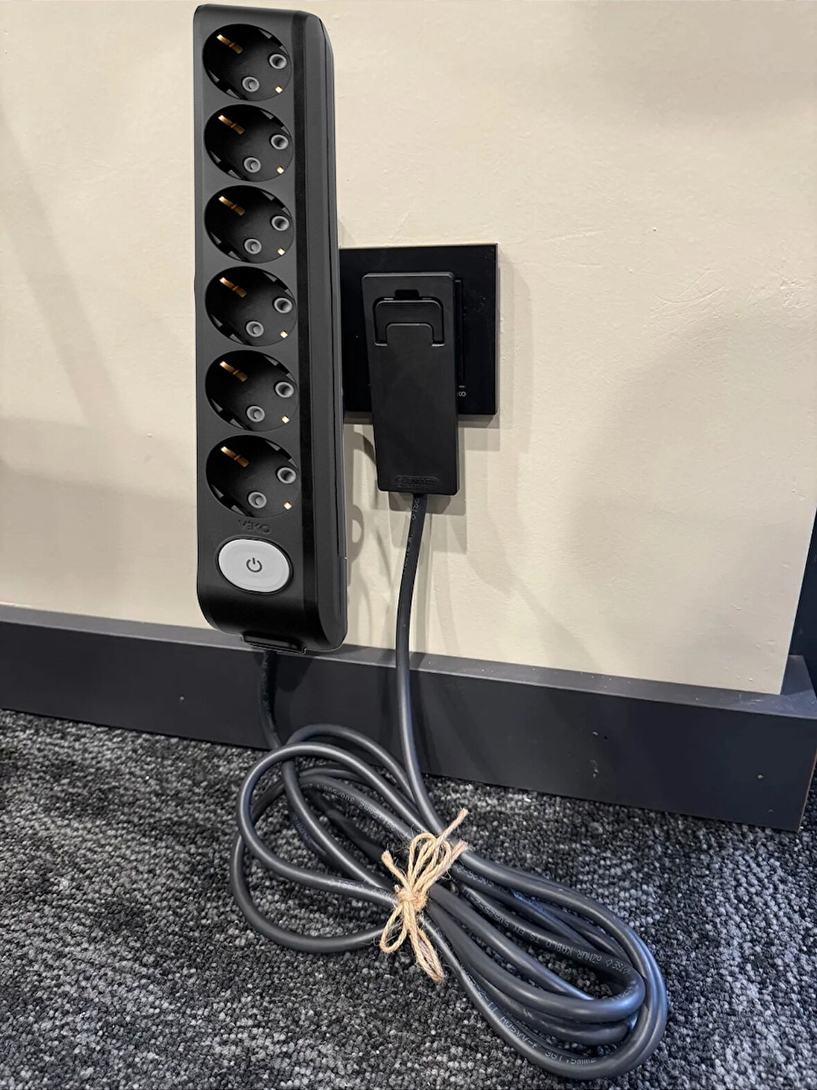 Viko Ultra İnce Fişli Uzatma Kablosu Siyah 6’lı Anahtarlı (1.5m) – Dar Alanlar İçin Pratik Çözüm