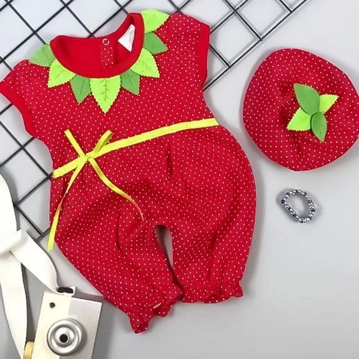 3-6-9 Ay Çilek Bebekler Penye Kumaş Kısa Kollu Kız Erkek Bebek Tulumu Kırmızı