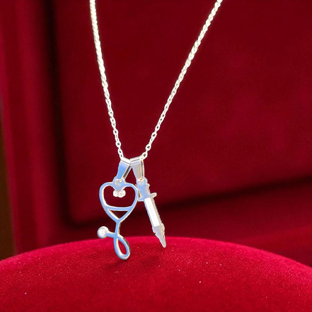 Doktor & Hemşire Temalı Çelik Kolye – Stetoskop & Enjektör Figürlü, Şık Hediye