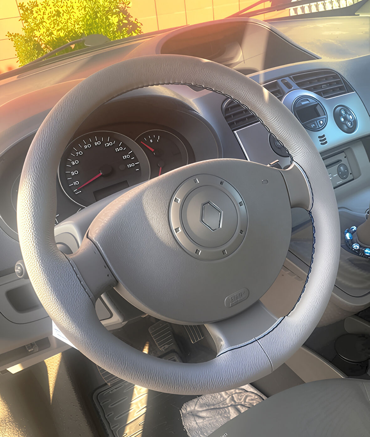 DİKİŞLİ DİREKSİYON KILIFI AÇIK GRİ DERİ SİYAH DİKİŞLİ RENO KANGO İÇİN