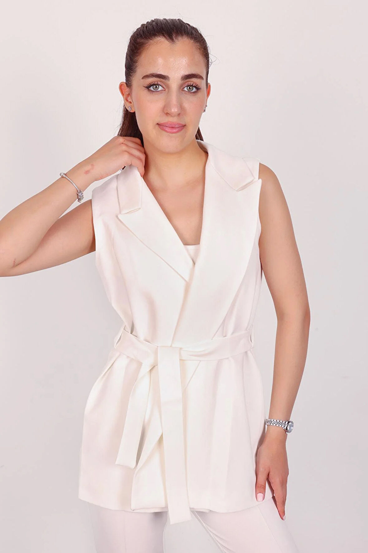 Kadın Beyaz Kolsuz Kuşaklı Yelek