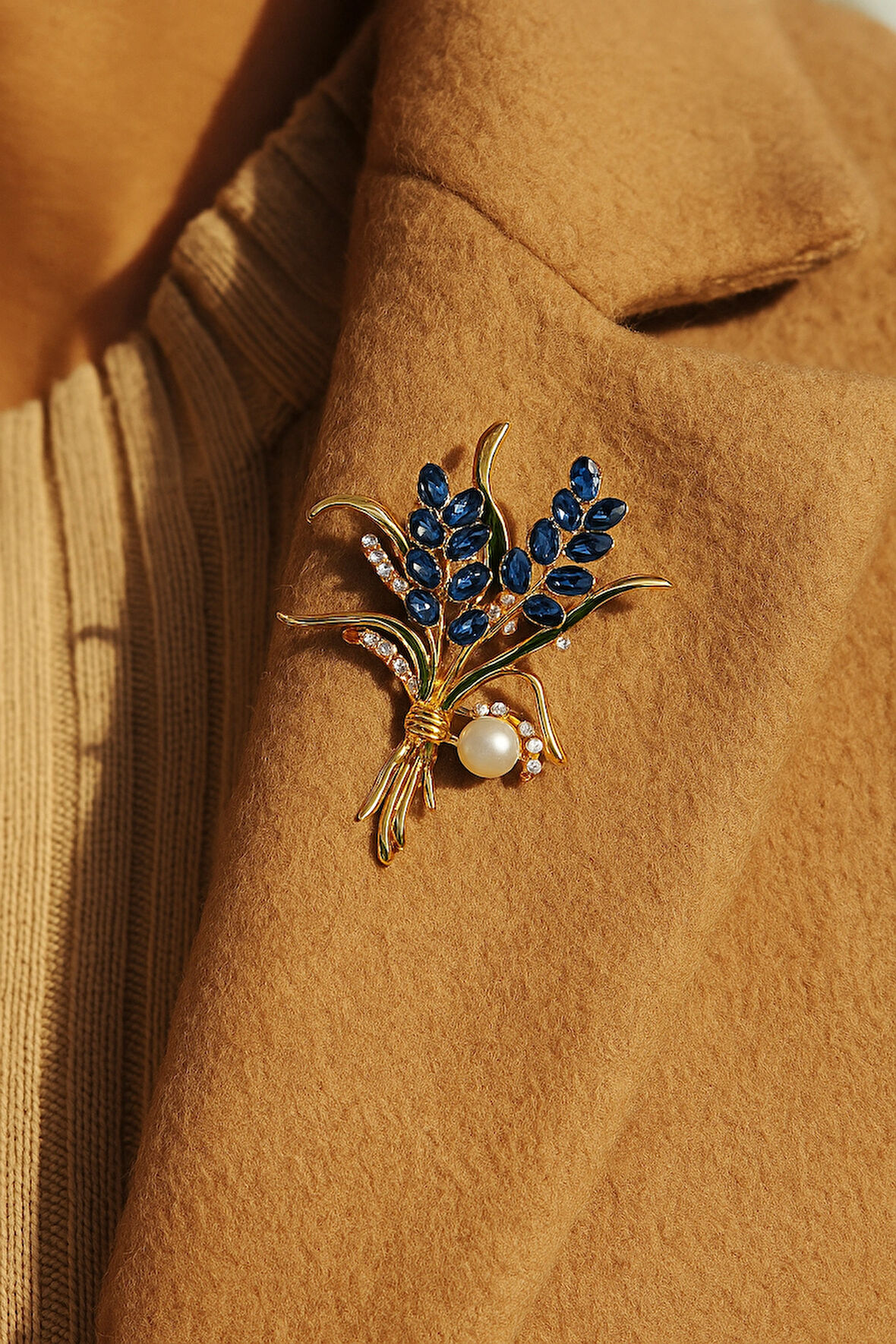 Altın Tonlu Mavi Taşlı İnci Detaylı Lavanta Demeti Formlu Broş
