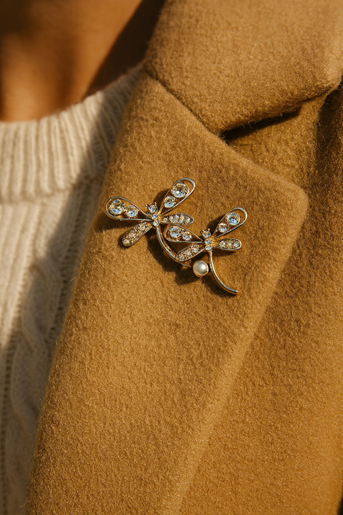 Altın Kaplama Çift Yusufçuk Figürlü İnci Taş Detaylı Zarif Çelik Broş Kadın Aksesuar