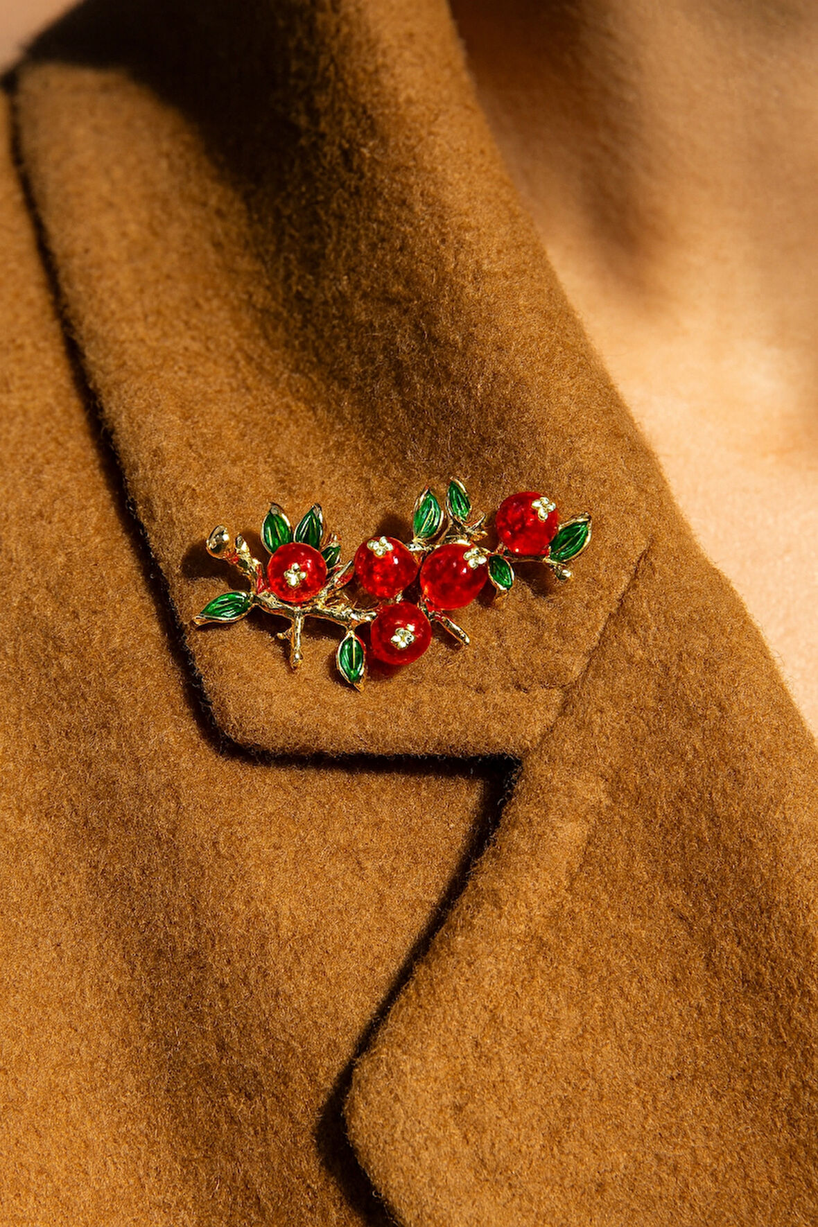 Altın Kaplama Kırmızı Taşlı Dallı Çiçek Motifli Çelik Kadın Broş Aksesuar