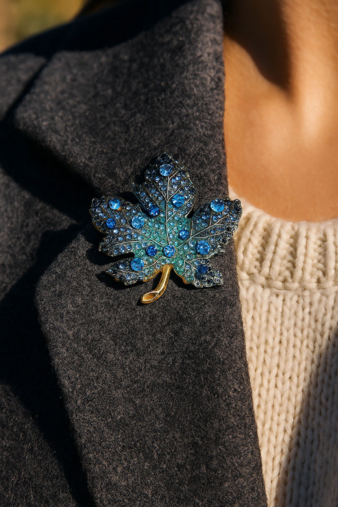 Mavi Taşlı Altın Tonlu Yaprak Formlu Metal Broş Aksesuar