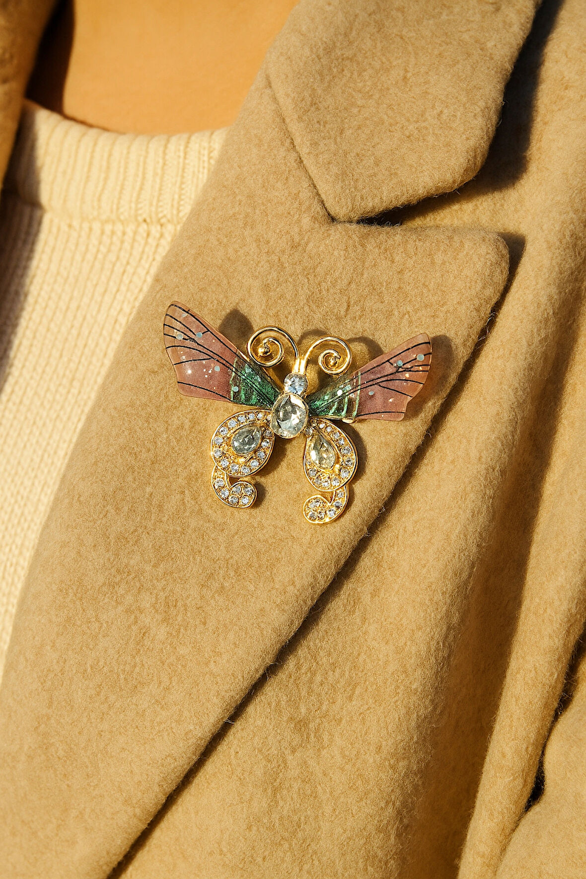 Altın Tonlu Kristal Taşlı Pembe Yeşil Kanatlı Kelebek Broş