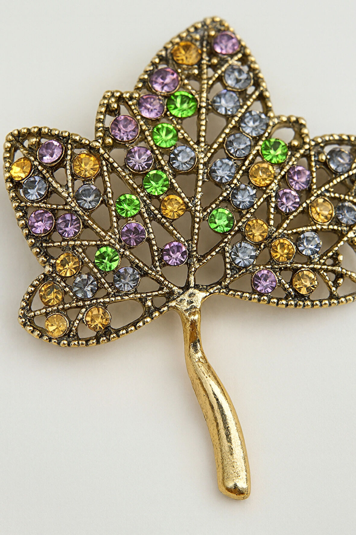 Altın Kaplama Renkli Taşlı Yaprak Formlu Çelik Broş Zarif Tasarım