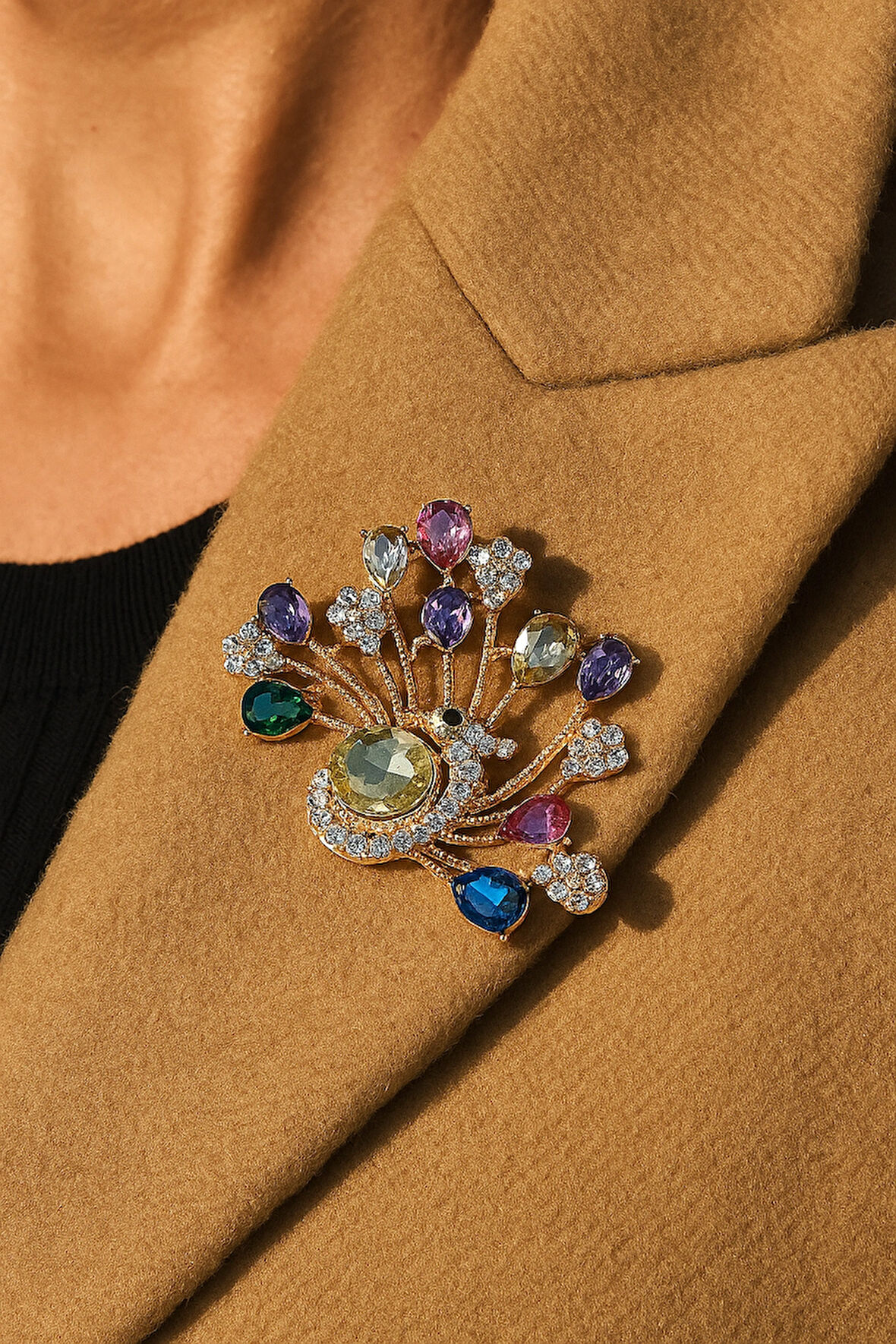 Altın Tonlu Renkli Taşlı Tavus Kuşu Şeklinde Işıltılı Zarif Broş Aksesuar