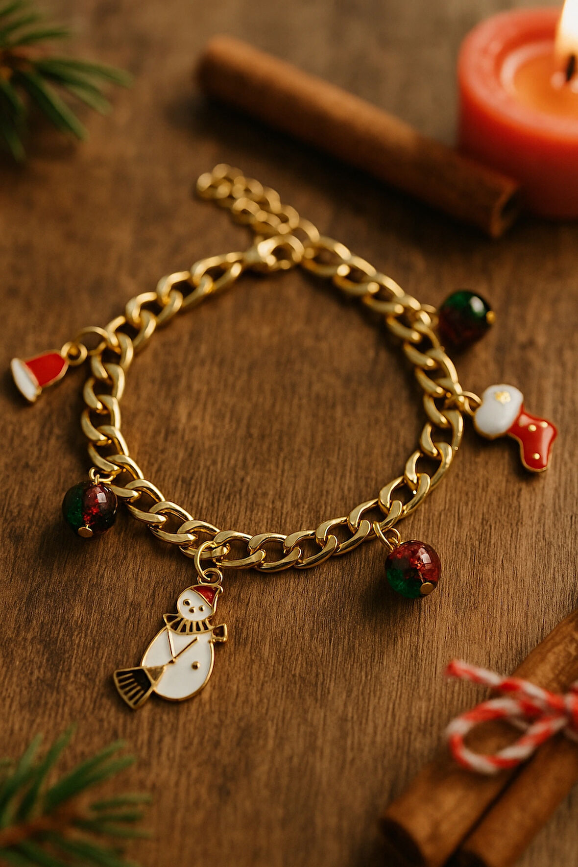 Altın Kaplama Noel Temalı Zincir Charm Bileklik Kardan Adam ve Renkli Boncuk Detaylı