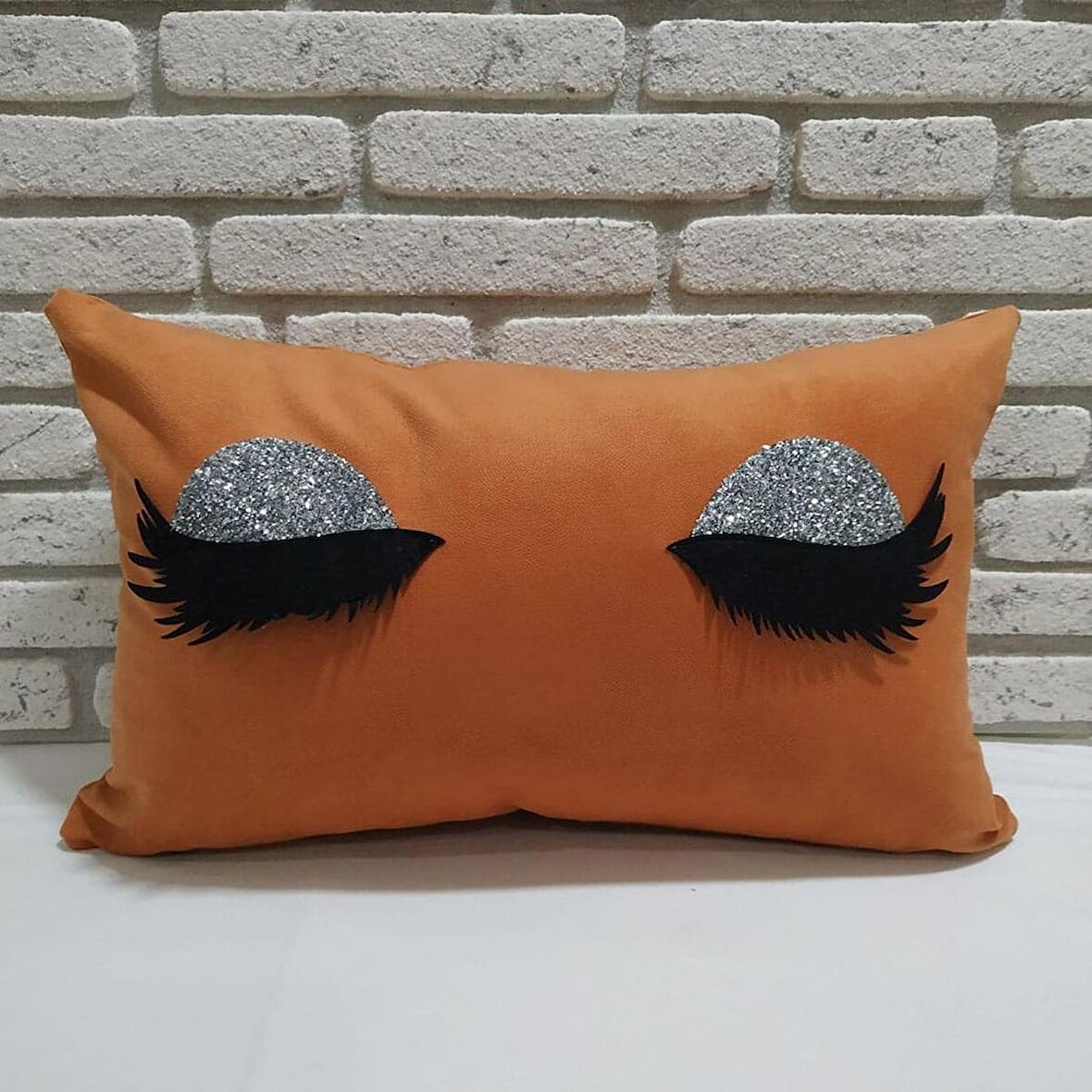 Kirpikli kırlent kılıfı turuncu renk