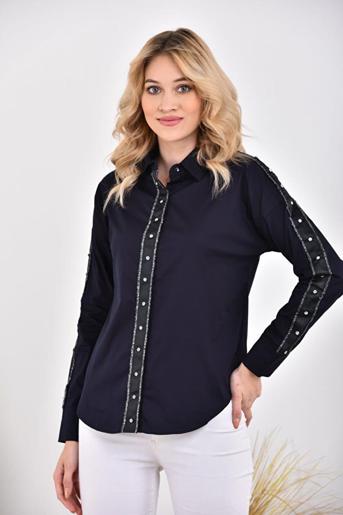 Ön ve Kol Şeritli Simli Taş Detaylı Lacivert Kadın Gömlek