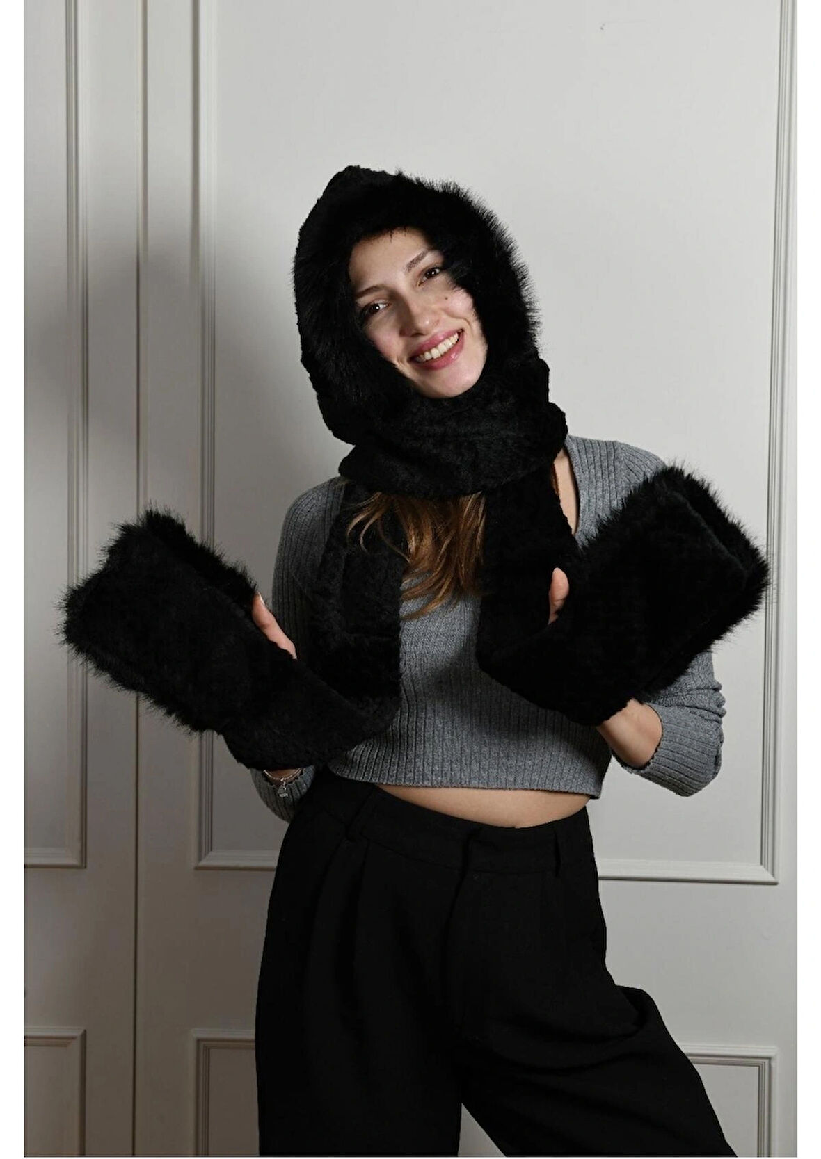 Peluş Cepli Şapka Uzun Siyah Atkı Yumuşacık Sıcak Tutucu Trend Kış Aksesuarı