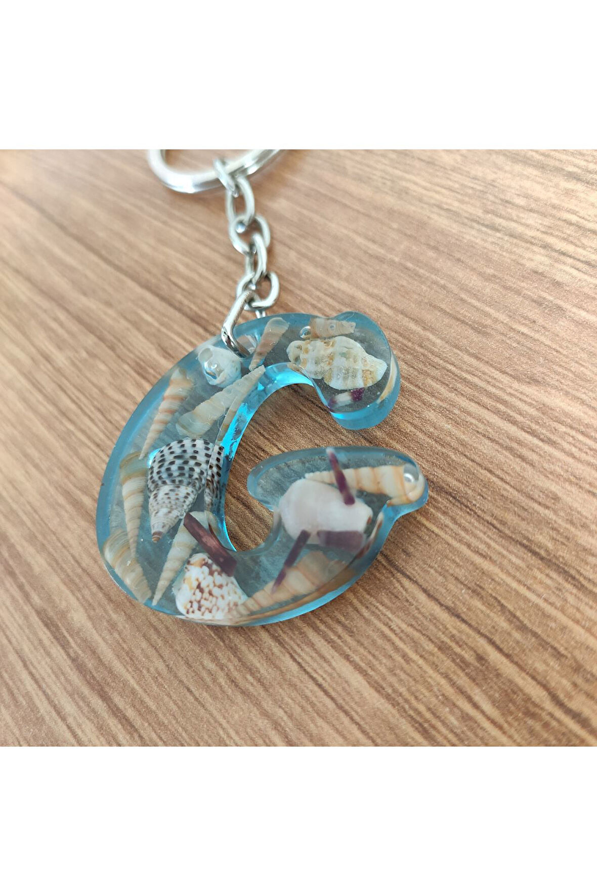 "G" HARFİ - Açık Mavi Deniz Epoksi Harf Anahtarlık – Gerçek Deniz Kabuğu, El Yapımı, Benzersiz