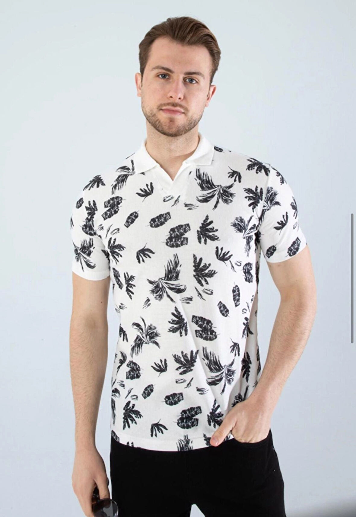 Erkek Slim Fit Kesim Yaprak Desenli Dijital Baskılı Y Yaka Pamuklu Likralı Yakalı Kısa Kol T-Shirt