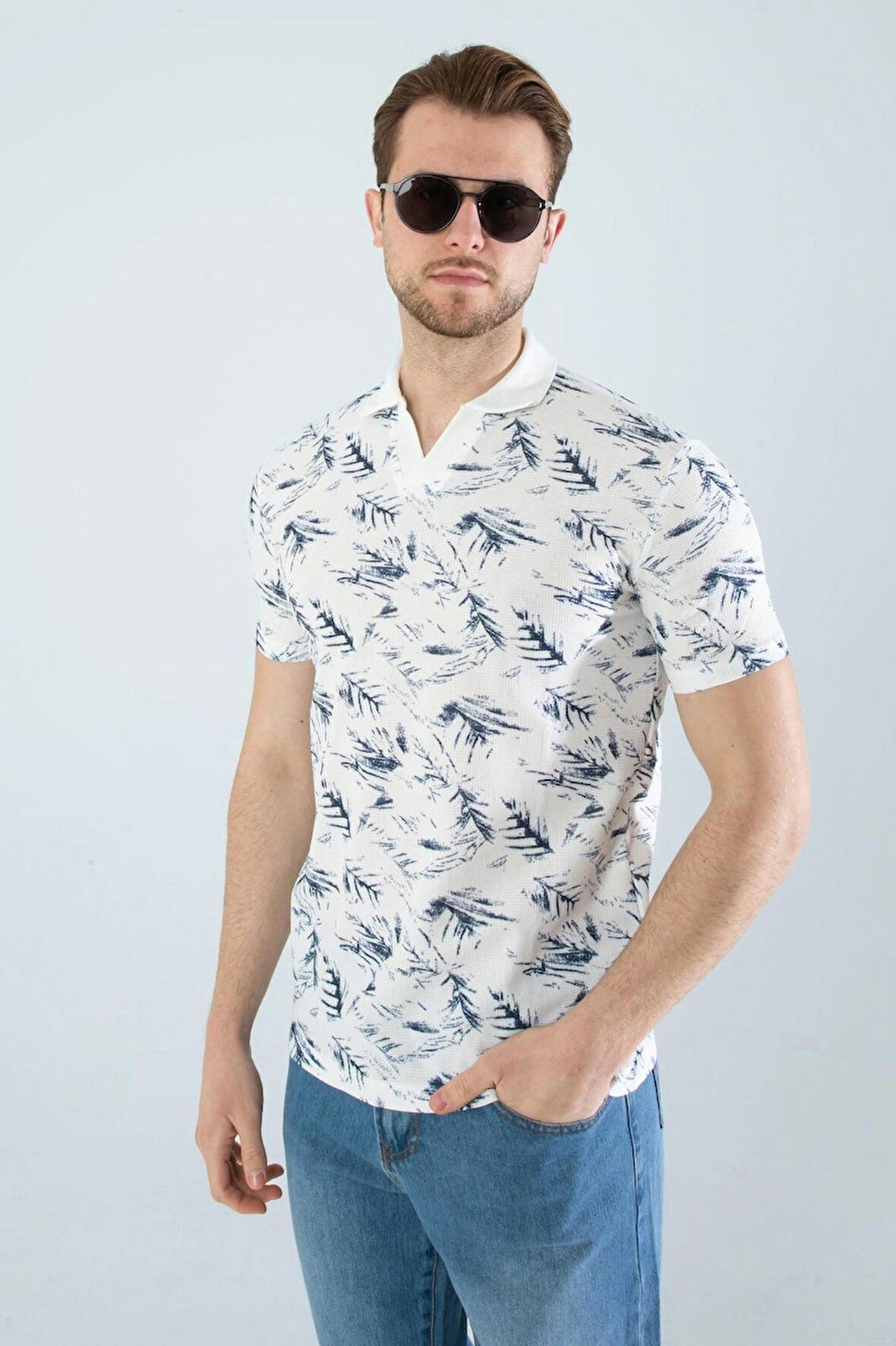 Erkek Slim Fit Kesim Yaprak Desenli Dijital Baskılı Y Yaka Pamuklu Likralı Yakalı Kısa Kol T-Shirt