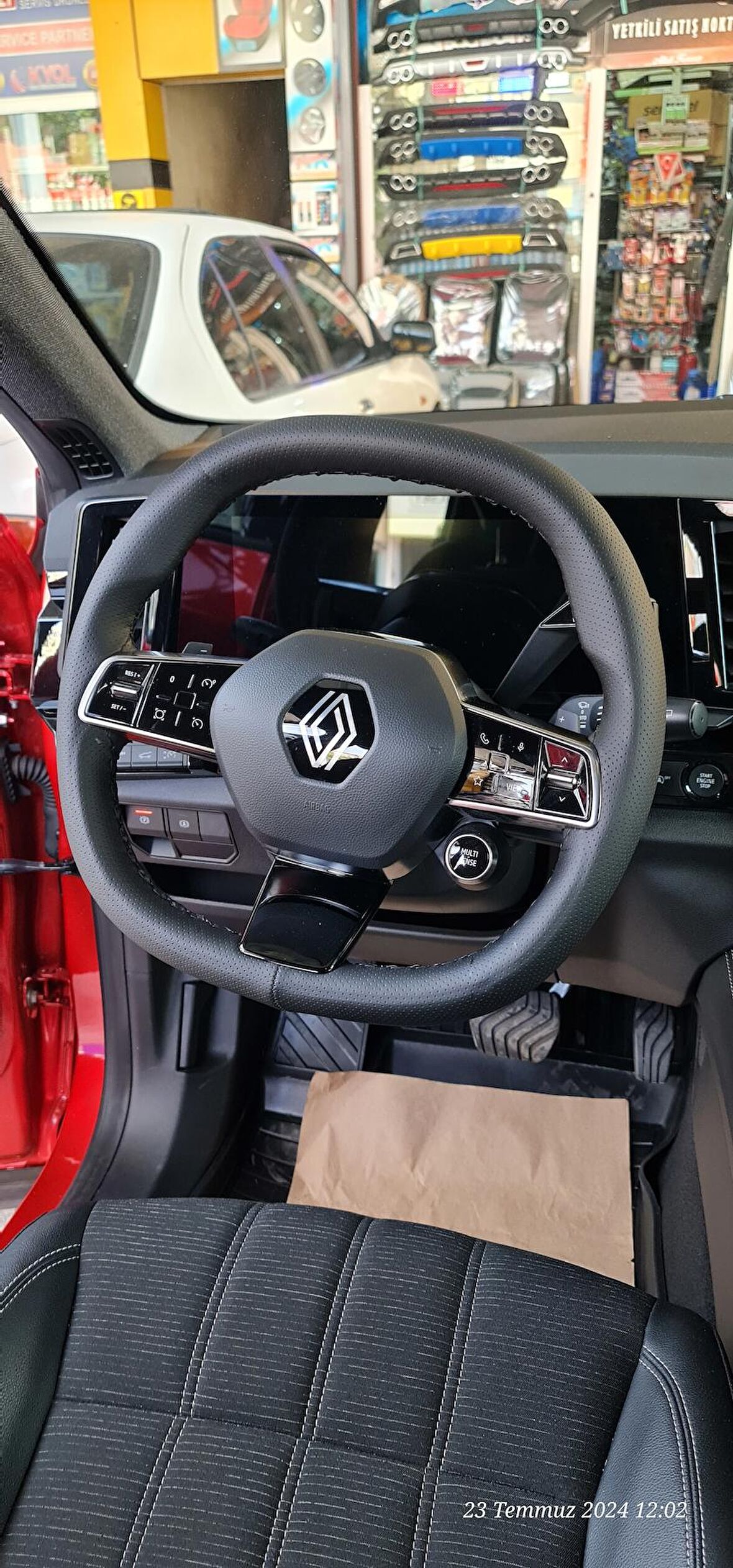 Renault Megane 5 Uyumlu Dikmeli Direksiyon Kılıfı Noktalı Desen Siyah Renk 38×10.5cm