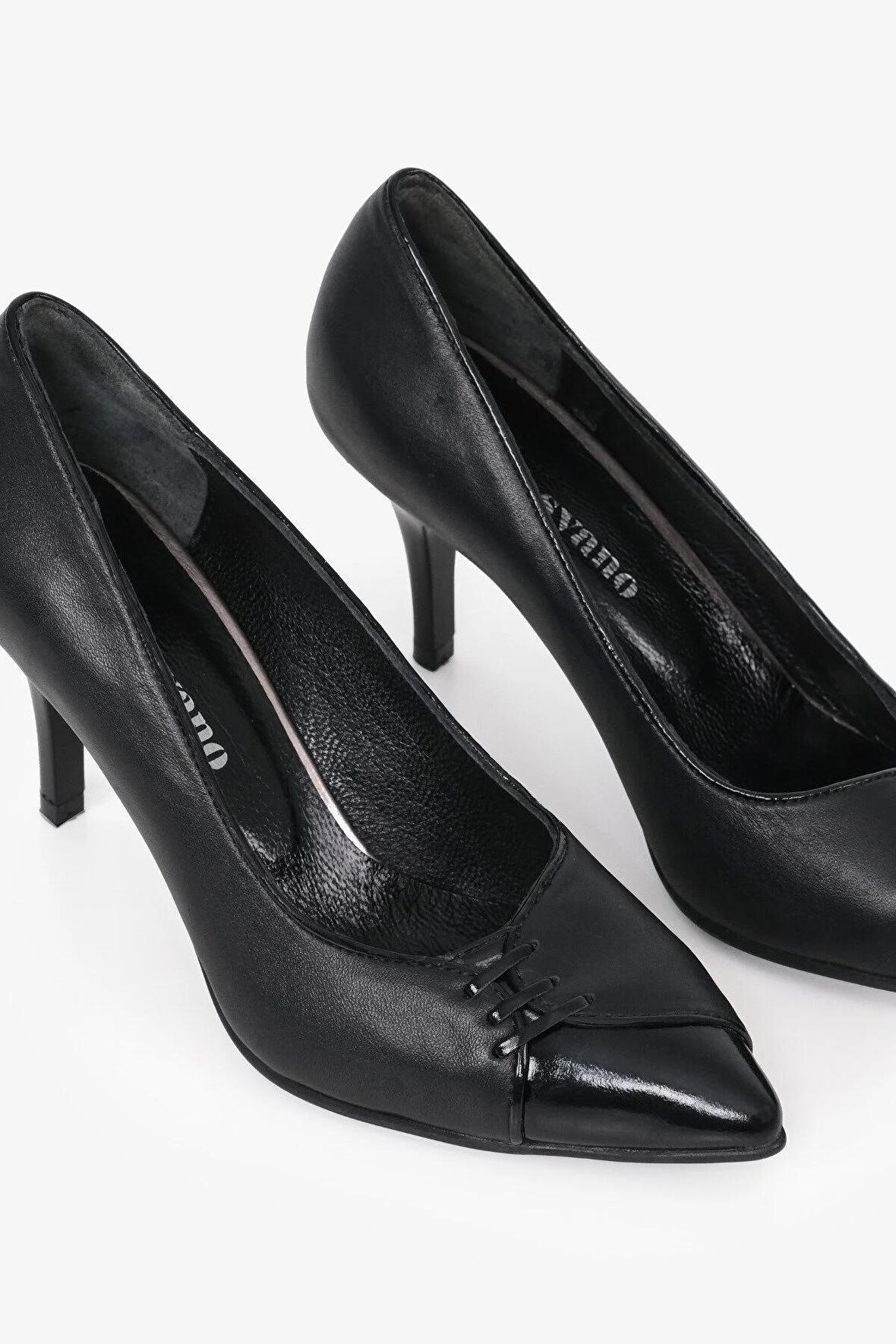 Hakiki Deri Siyah Biye Detaylı Yüksek Konforlu Yumuşak Premium Deriden El Işçiliği 7,5 Cm Stiletto
