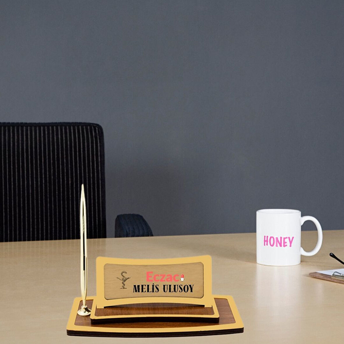 Eczacılara Özel Kişiye Özel Masa İsimliği | Altın Detaylı Ahşap Ofis Aksesuarı