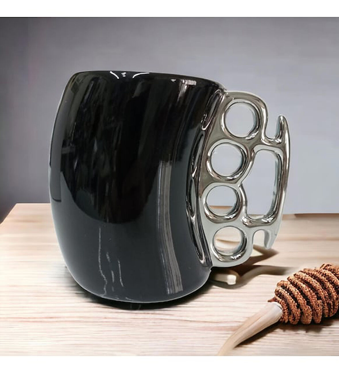 Porselen Beş Parmak Tasarımlı Siyah Kupa Bardak – Metalik Kulp Detaylı