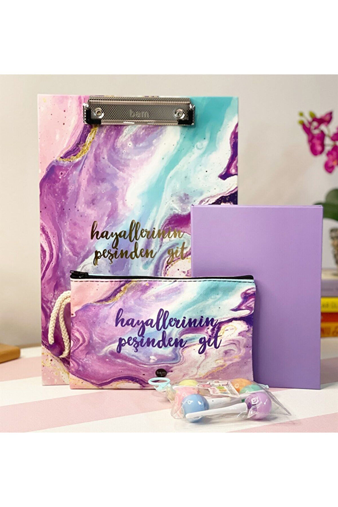 Hayallerinin Peşinden Git Tasarımlı Sekreterlik Kalemlik Mor Renklastikli Defter Ve Lolipop Kalem