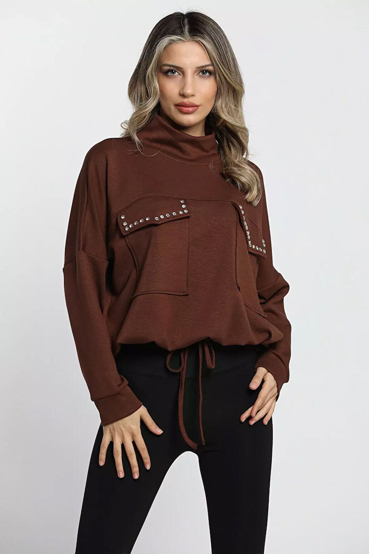 Yarım Balıkçı Yaka Çift Cepli Bel Bağlama Detaylı Şık Ve Konforlu Taşlı Sweatshirt