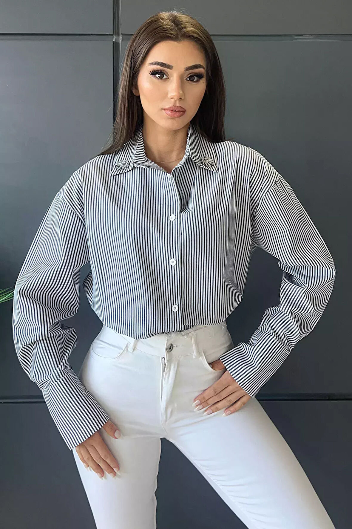 Yaka Taş Detaylı Çizgi Desenli Kadın Gömlek