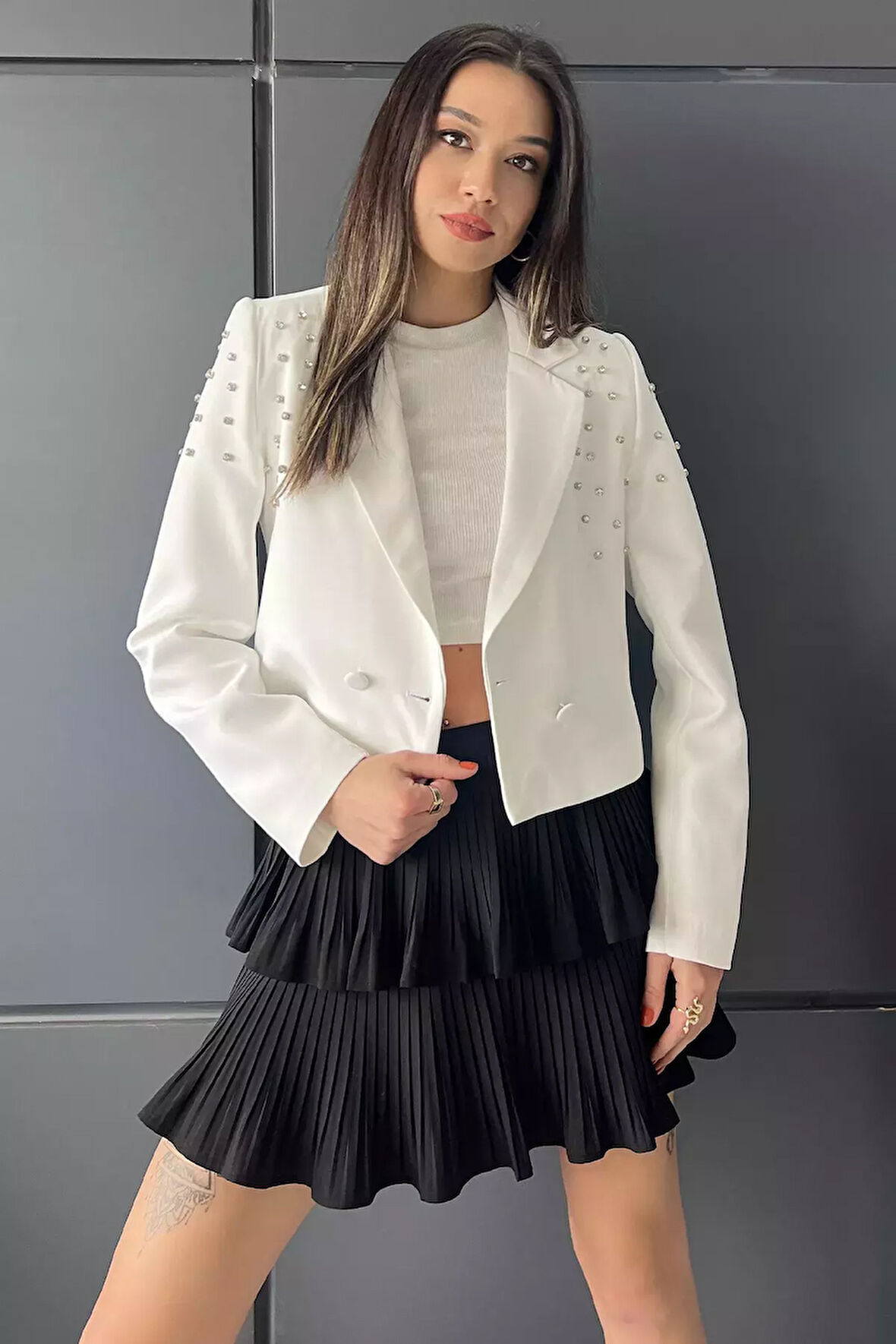 Ön Düğme Detaylı Taş İşlemeli Kadın Kısa Blazer Ceket