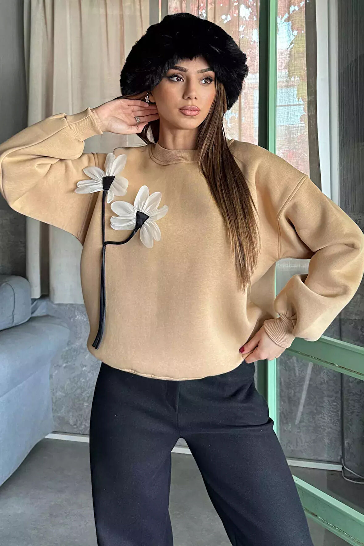 Gül Detaylı Şardonlu Sweatshirt