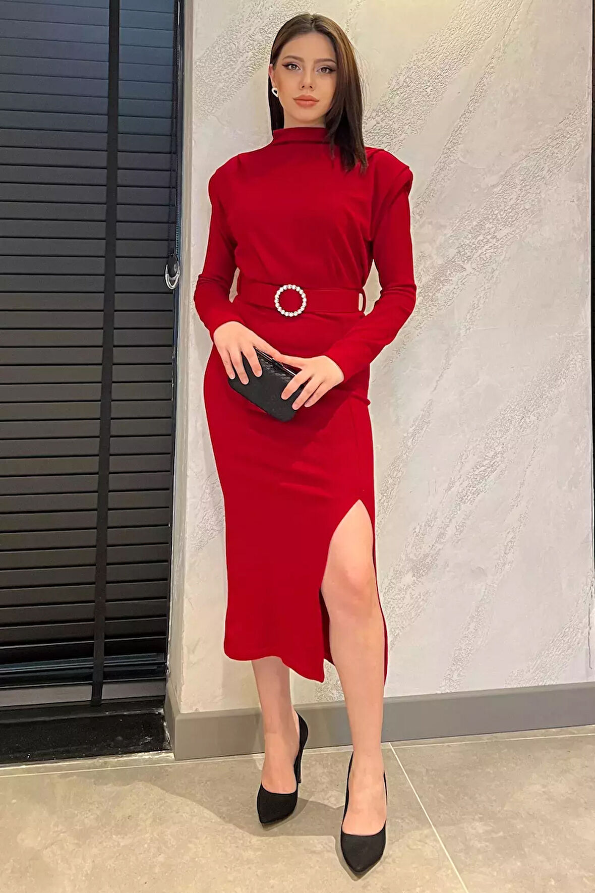 Kadın Omuz Vatkalı Taşlı Kemerli Yırtmaçlı Triko Elbise