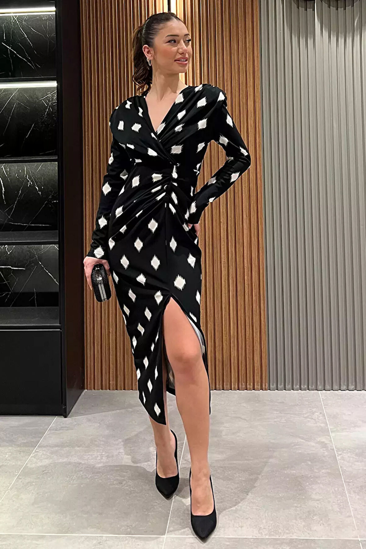 Kadın Kruvaze Yaka Bel Büzgülü Düğme Detaylı Yırtmaçlı Desenli Elbise